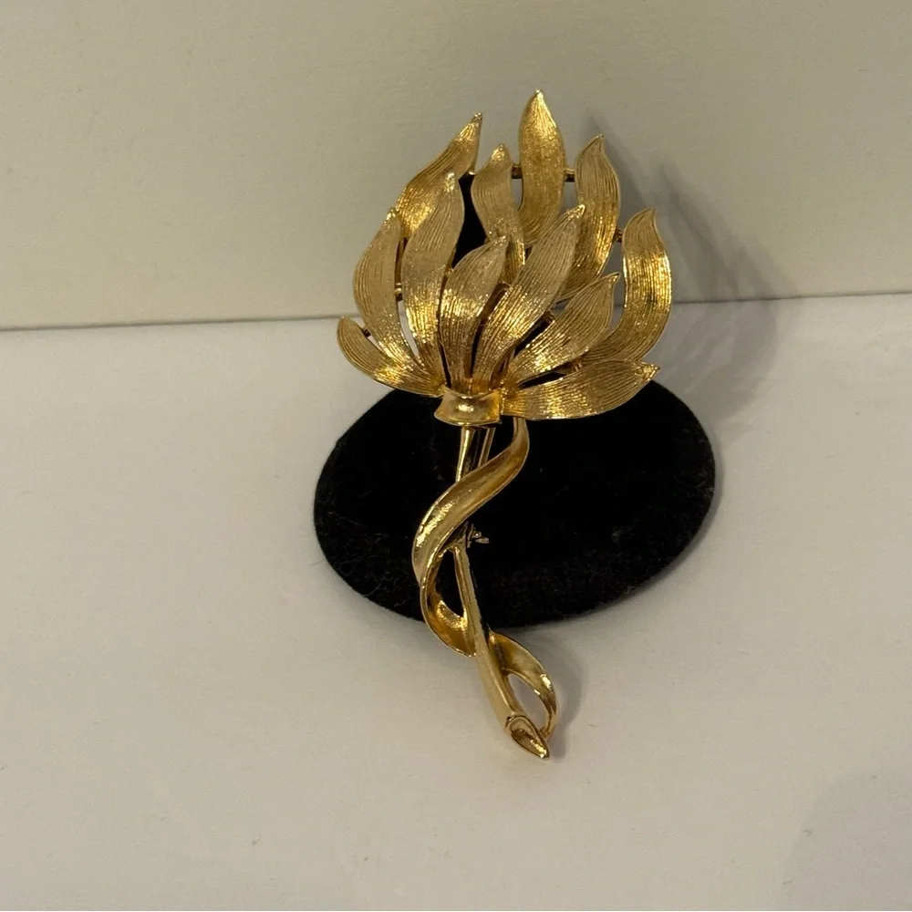 LISNER VINTAGE BROOCH GOLD TONE FLOWER BRUSHED & SMOOTH SIGNED